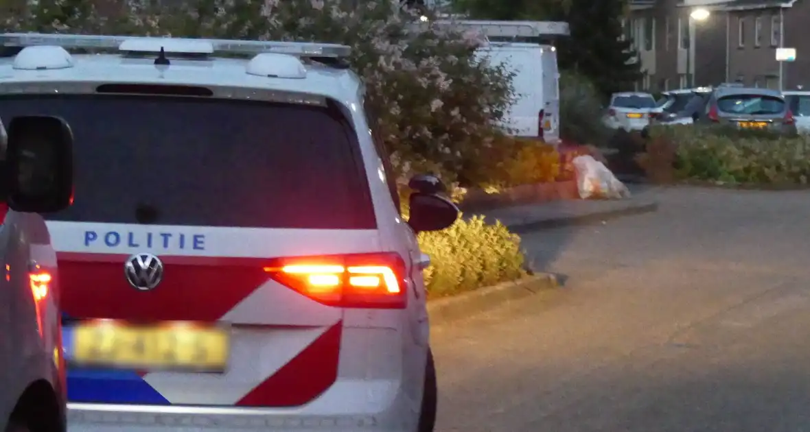 Persoon aangehouden midden in woonwijk, politie doorzoekt huis - Foto 4