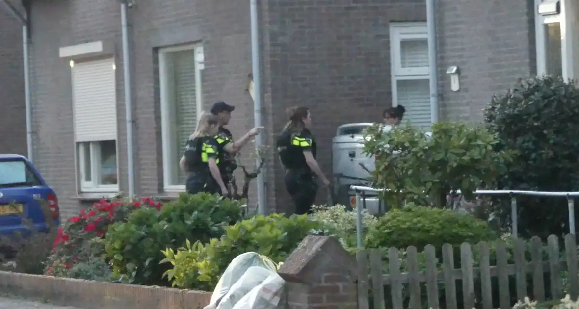 Persoon aangehouden midden in woonwijk, politie doorzoekt huis - Foto 6