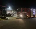 Brandweer blust brandende pallets