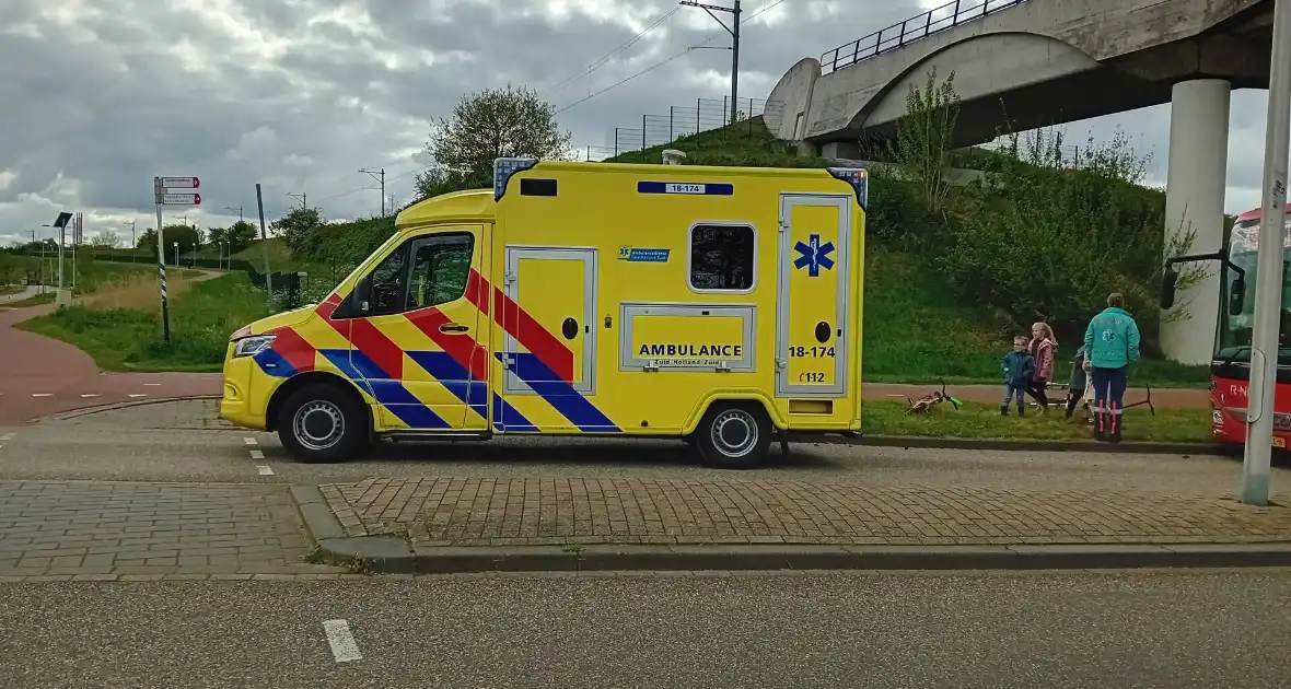 Lijnbus en ambulance botsen op elkaar - Foto 1