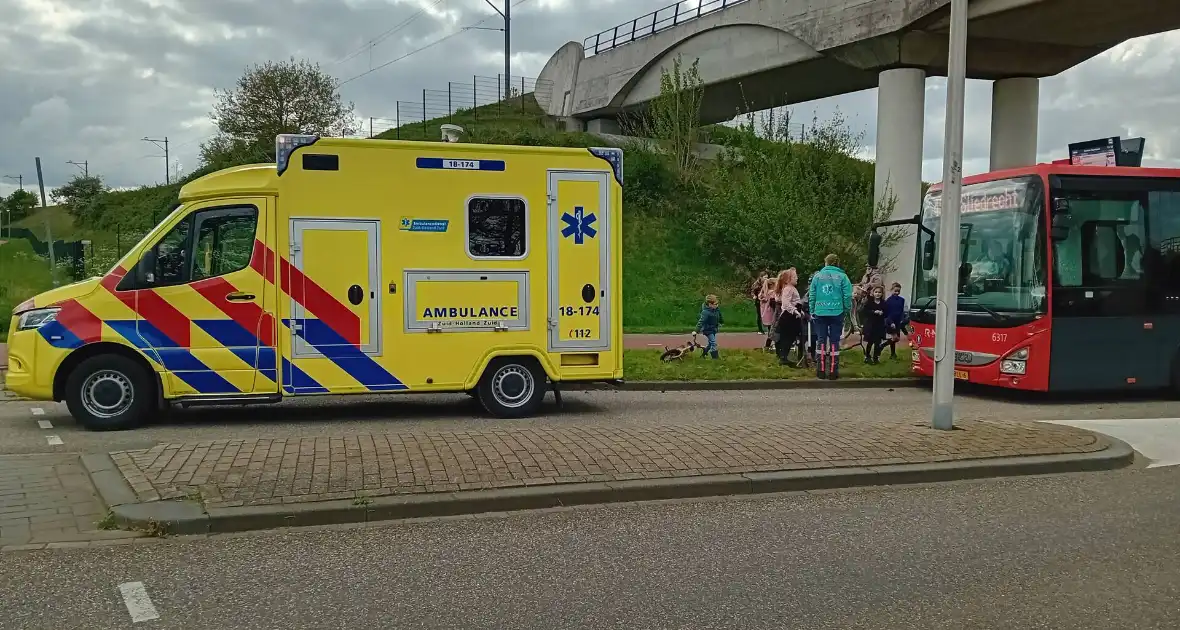 Lijnbus en ambulance botsen op elkaar - Foto 3
