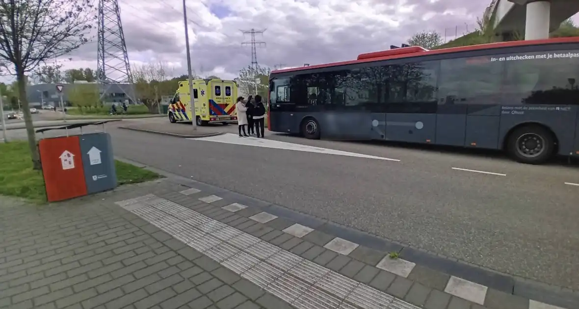 Lijnbus en ambulance botsen op elkaar - Foto 5