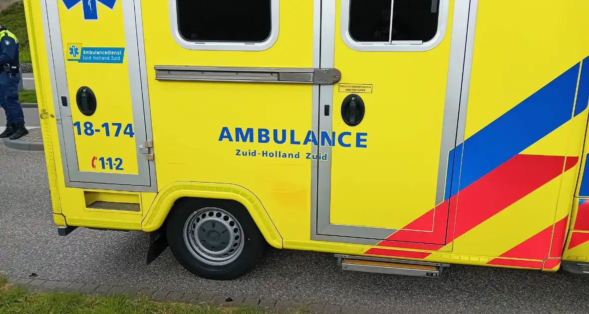 Lijnbus en ambulance botsen op elkaar - Foto 6
