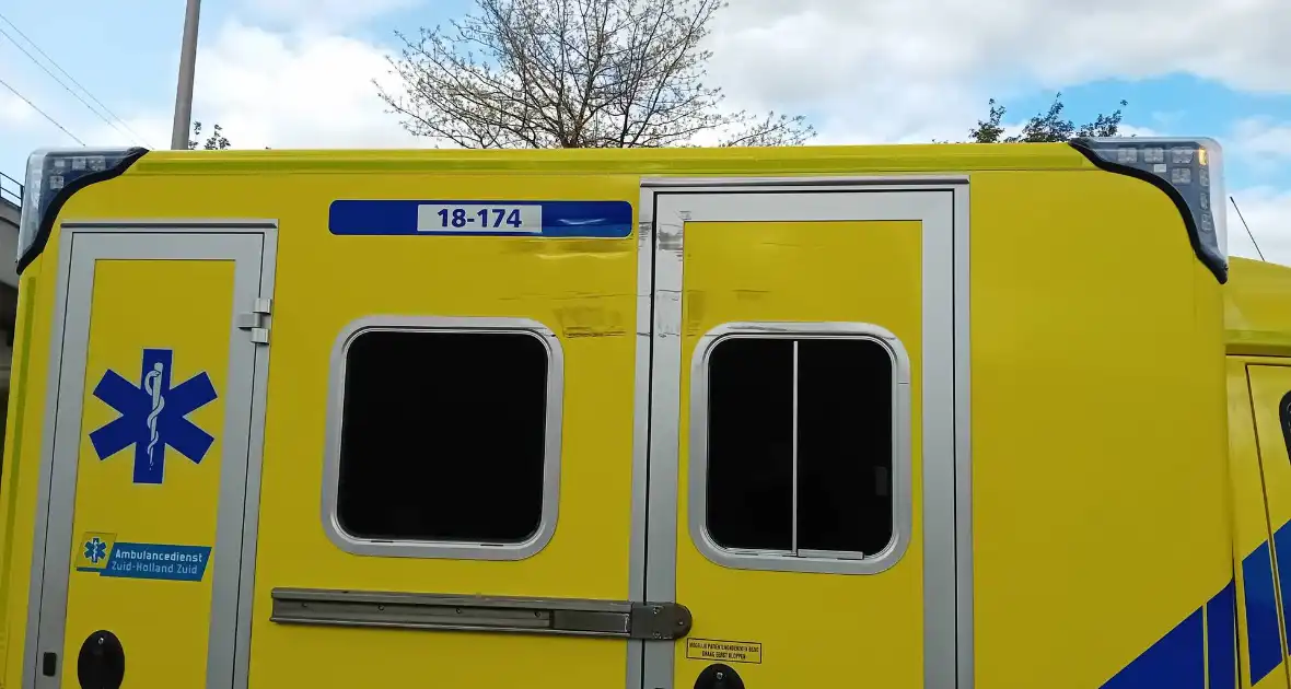 Lijnbus en ambulance botsen op elkaar - Foto 7