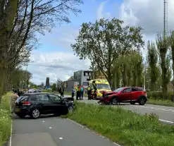 Auto's fiks beschadigd bij frontale aanrijding