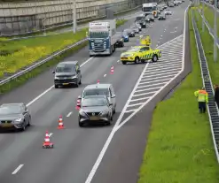 Bestelbus klapt achterop personenauto