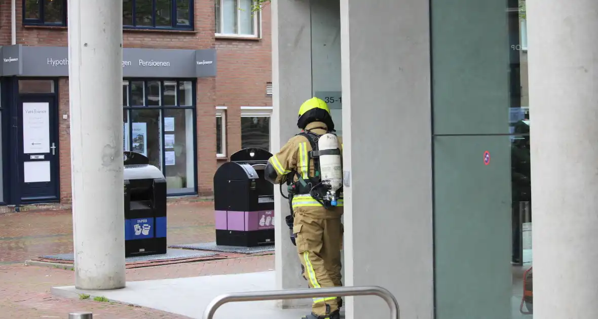 Kinderen nagekeken in ambulance na brand in oven - Foto 7