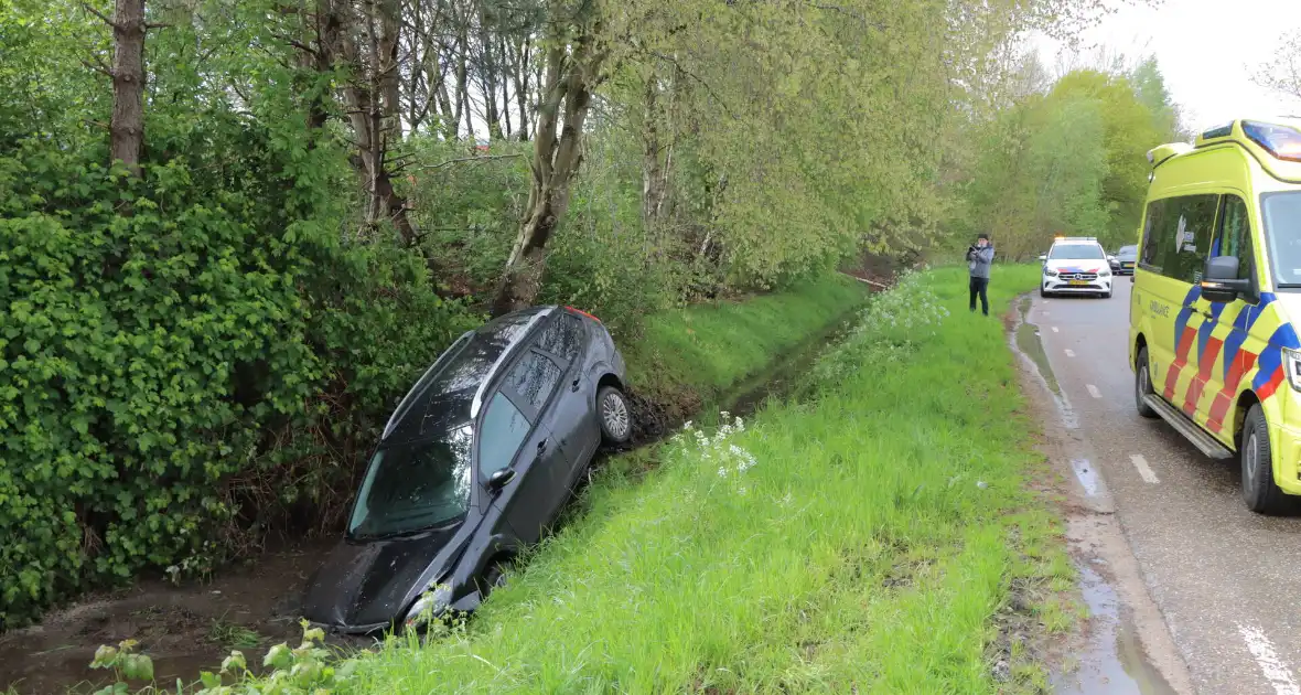 Twee gewonden nadat auto in sloot belandt