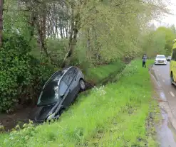 Twee gewonden nadat auto in sloot belandt