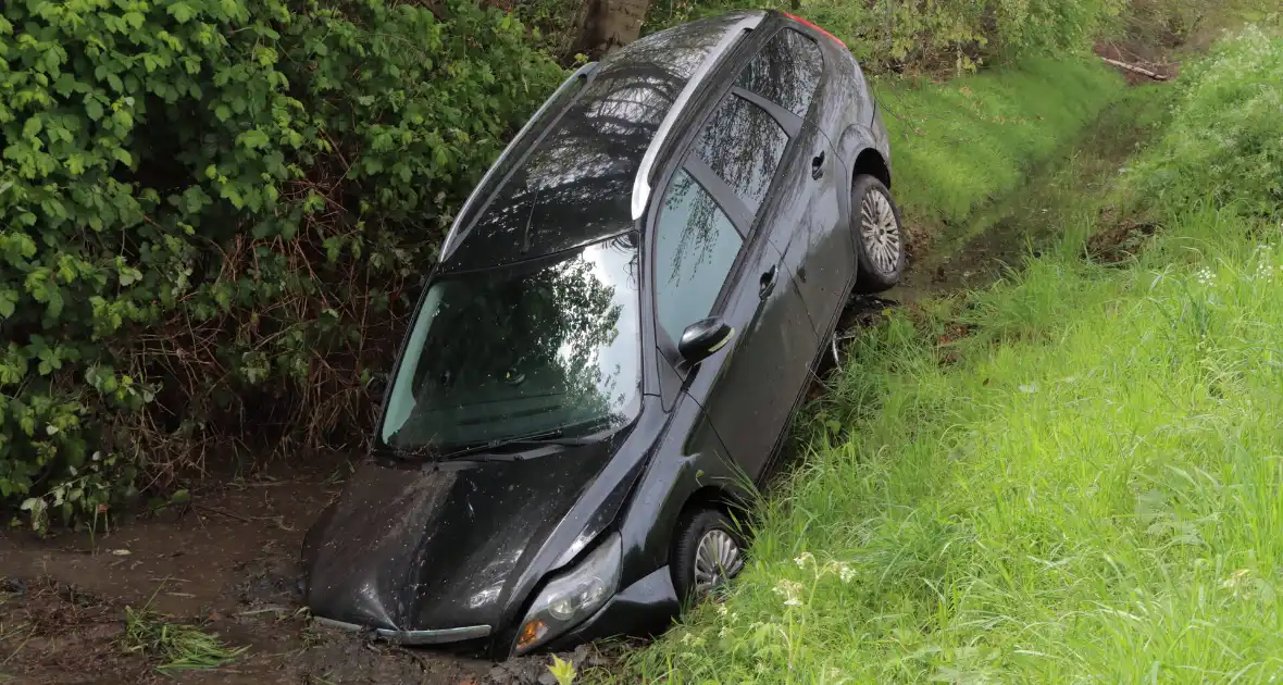 Twee gewonden nadat auto in sloot belandt - Foto 1