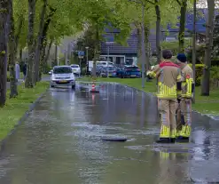 Straat onderwater door gesprongen leiding