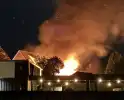 Metershoge vlammen slaan uit achtertuin