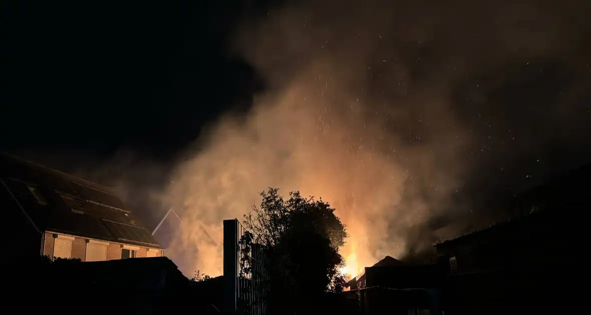 Metershoge vlammen slaan uit achtertuin - Foto 3