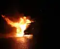 Metershoge vlammen slaan uit bestelbus, brandstichting niet uitgesloten