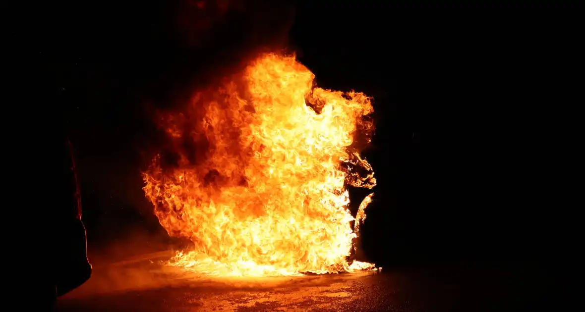 Metershoge vlammen slaan uit bestelbus, brandstichting niet uitgesloten - Foto 1