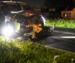 Bestelauto rijdt verkeerslicht uit de grond