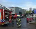 Auto vat vlam in loods van bedrijf