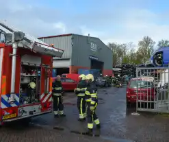 Auto vat vlam in loods van bedrijf