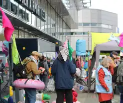 Demonstratie van Extinction Rebellion bij vliegveld