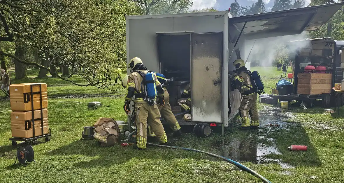 Frietkraam op evenement terrein zwart geblakerd na brand