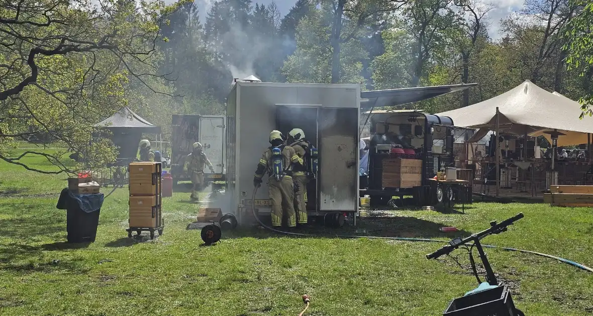 Frietkraam op evenement terrein zwart geblakerd na brand - Foto 4