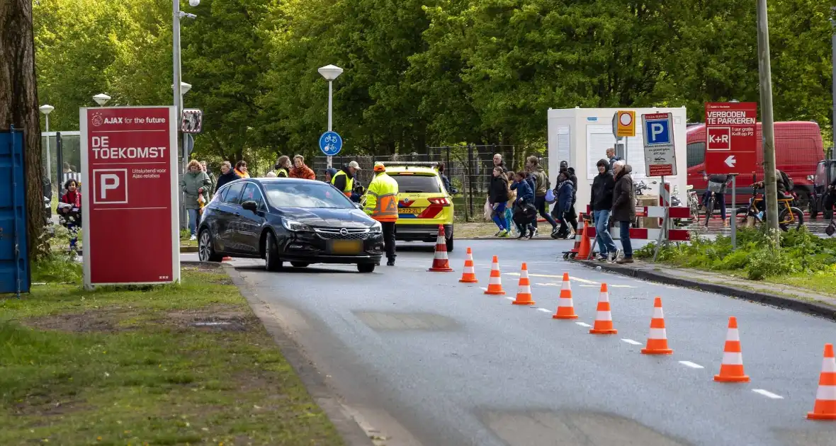 Keepster AZ naar ziekenhuis na harde botsing in wedstrijd met Ajax - Foto 1