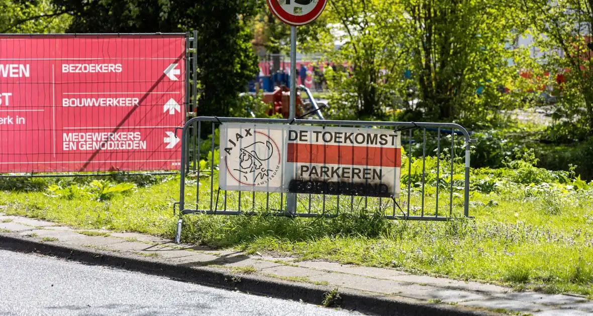 Keepster AZ naar ziekenhuis na harde botsing in wedstrijd met Ajax - Foto 2