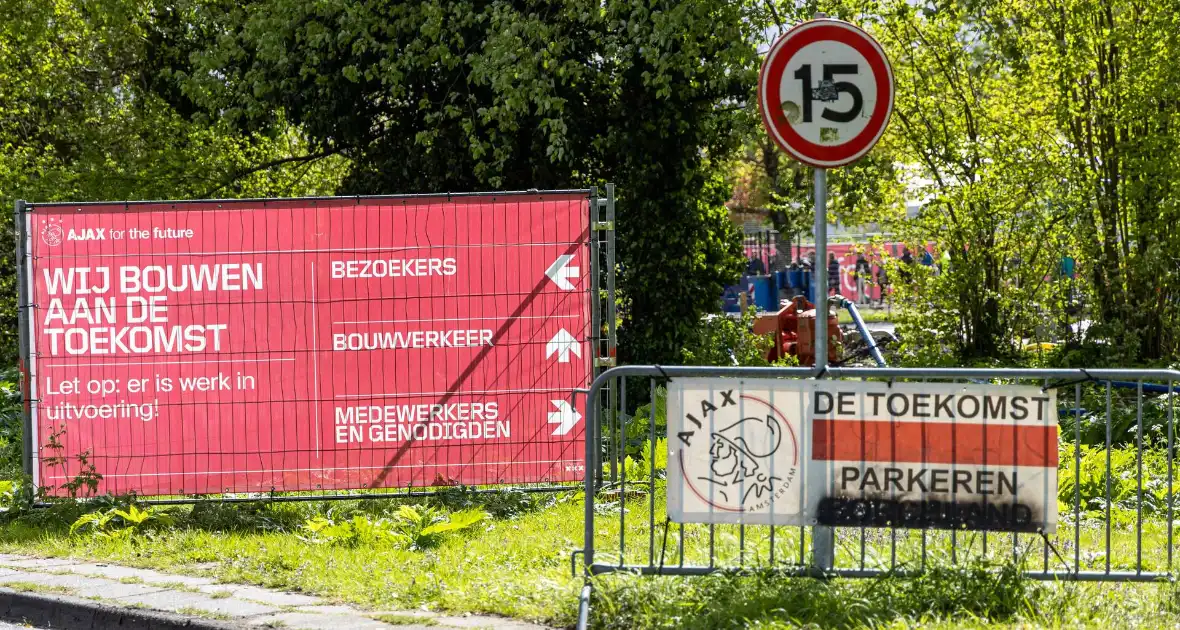 Keepster AZ naar ziekenhuis na harde botsing in wedstrijd met Ajax - Foto 3