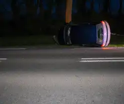 Auto belandt op op zijn kant op provinciale weg