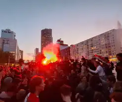 Feyenoord fans vieren feest bij fontein na winnen bekerfinale