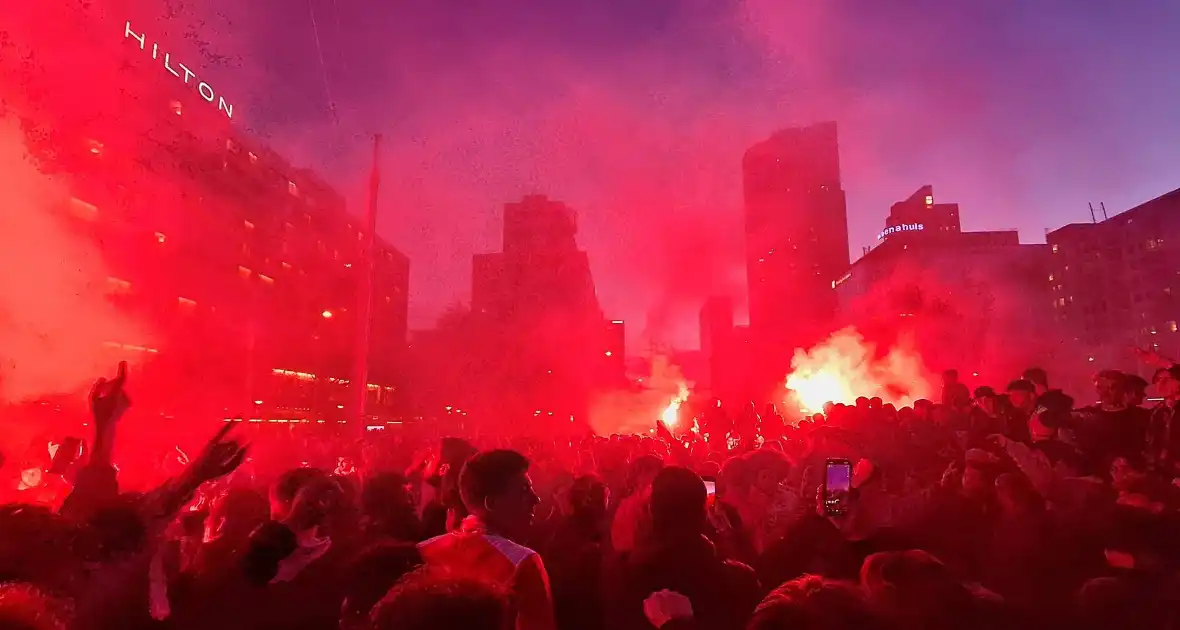 Feyenoord fans vieren feest bij fontein na winnen bekerfinale - Foto 1