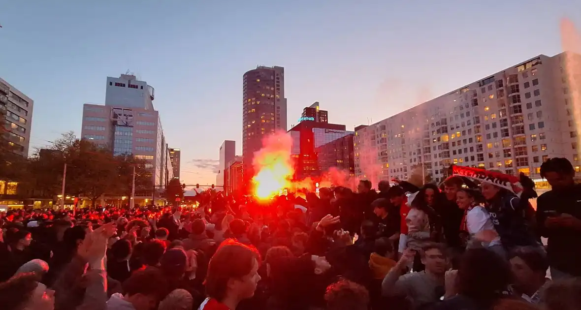 Feyenoord fans vieren feest bij fontein na winnen bekerfinale - Foto 2