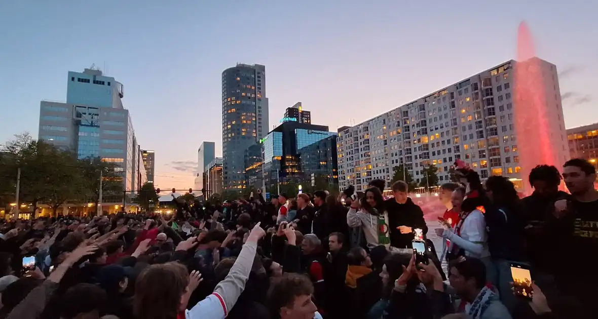 Feyenoord fans vieren feest bij fontein na winnen bekerfinale - Foto 3