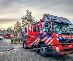 Auto en garage verwoest door brand, woning zwaar beschadigd