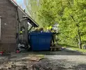 Bouwcontainer vat vlam naast woning