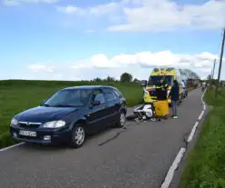 Pizzabezorger klapt achterop personenauto