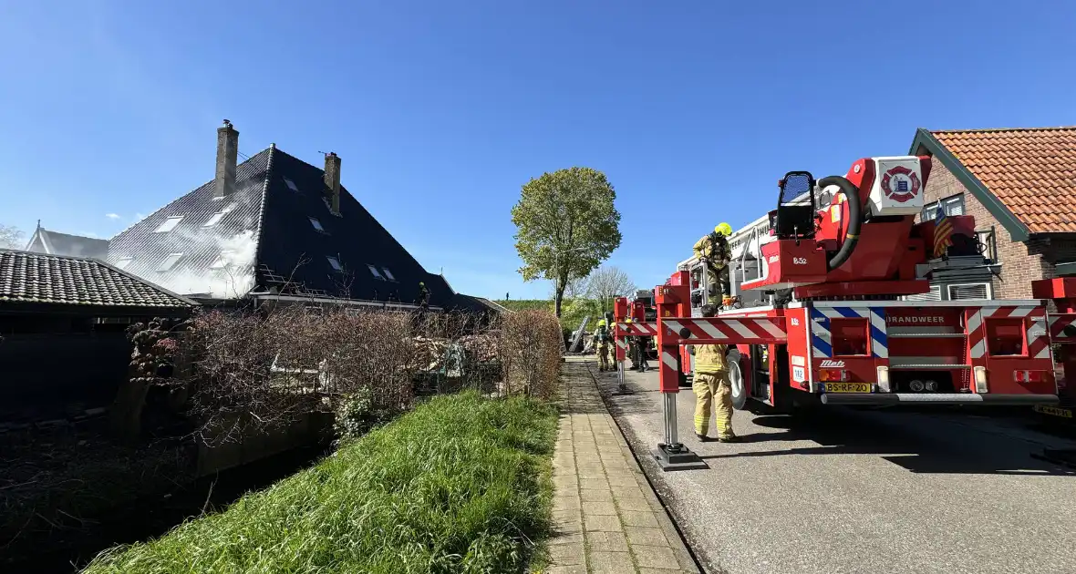 Rieten dak zorgt voor uitslaande brand