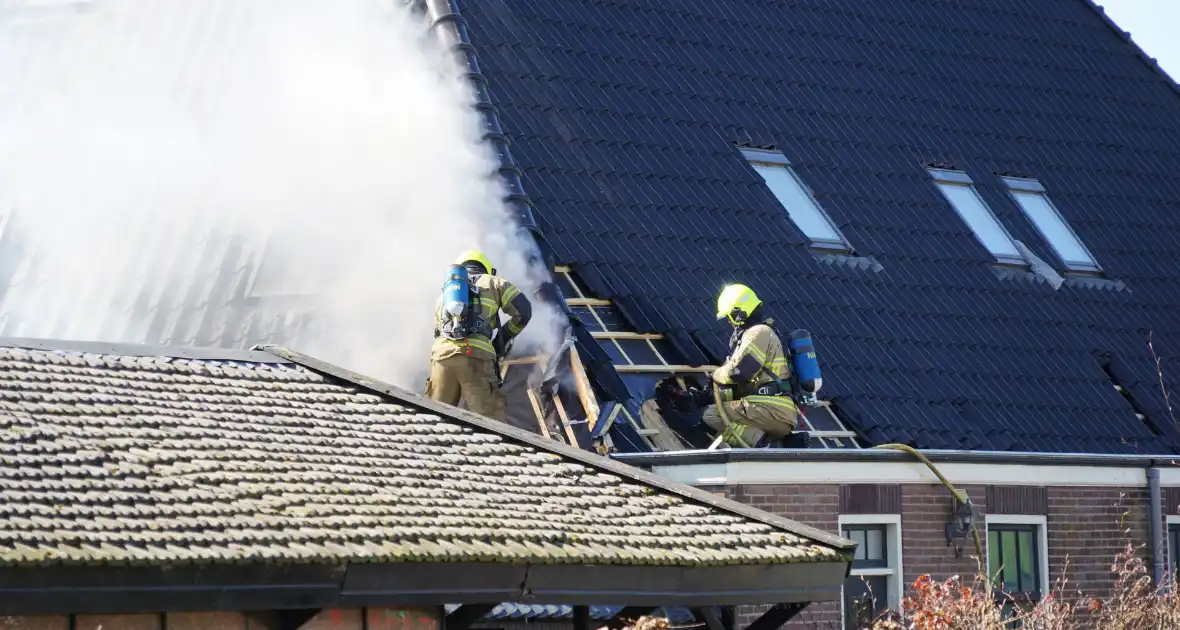 Rieten dak zorgt voor uitslaande brand - Foto 1