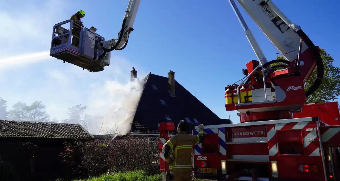 Rieten dak zorgt voor uitslaande brand - Foto 10