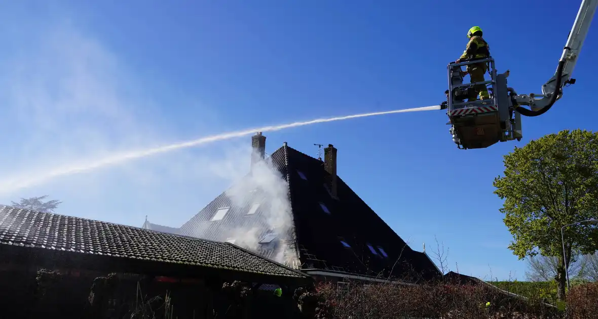 Rieten dak zorgt voor uitslaande brand - Foto 11