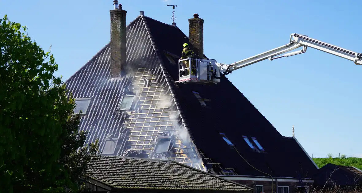 Rieten dak zorgt voor uitslaande brand - Foto 13