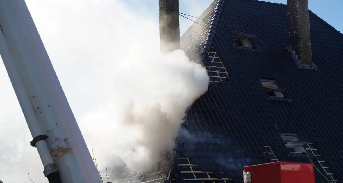 Rieten dak zorgt voor uitslaande brand - Foto 15