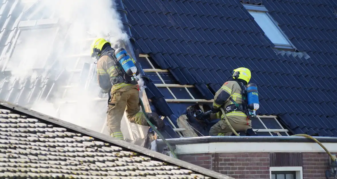 Rieten dak zorgt voor uitslaande brand - Foto 2