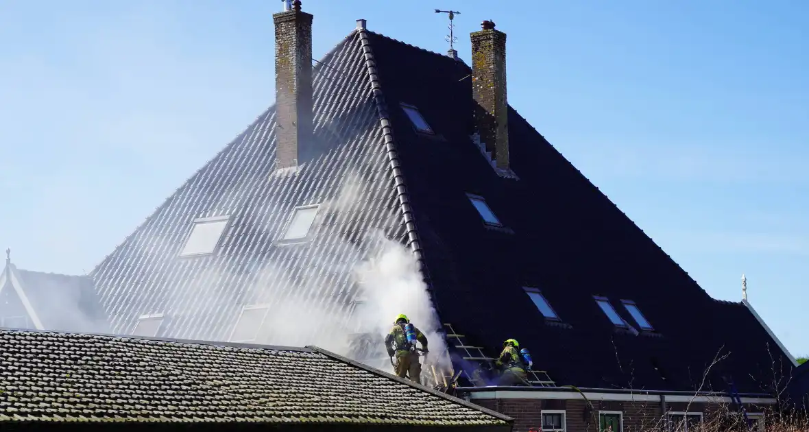 Rieten dak zorgt voor uitslaande brand - Foto 3