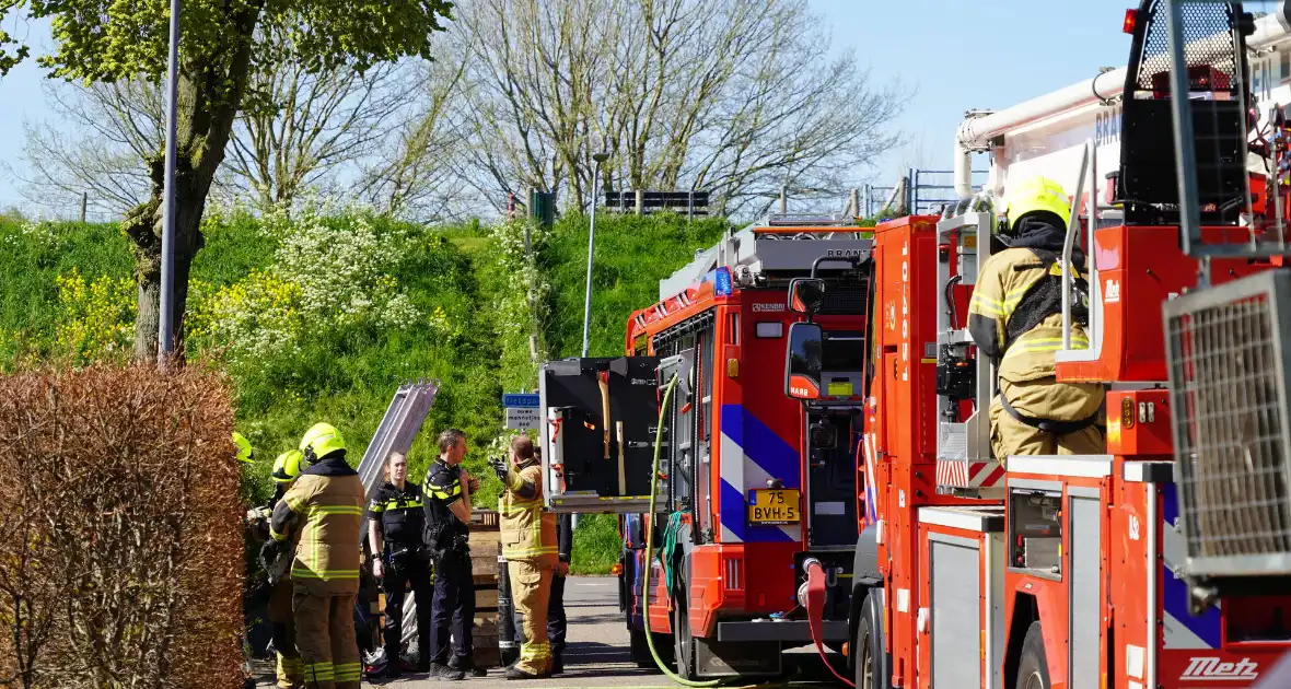 Rieten dak zorgt voor uitslaande brand - Foto 4