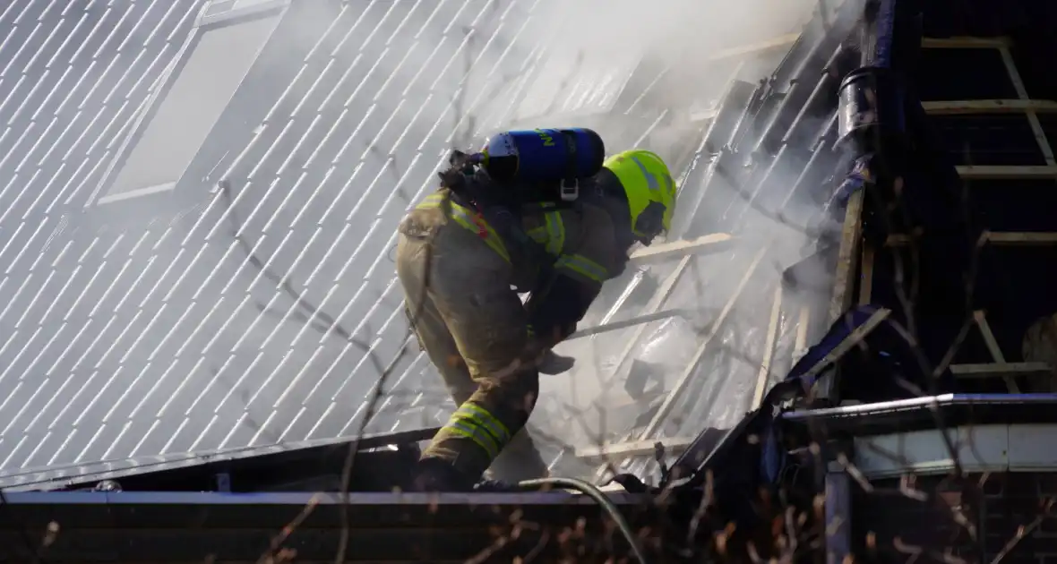 Rieten dak zorgt voor uitslaande brand - Foto 5