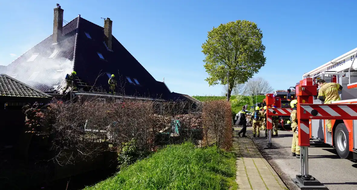 Rieten dak zorgt voor uitslaande brand - Foto 6