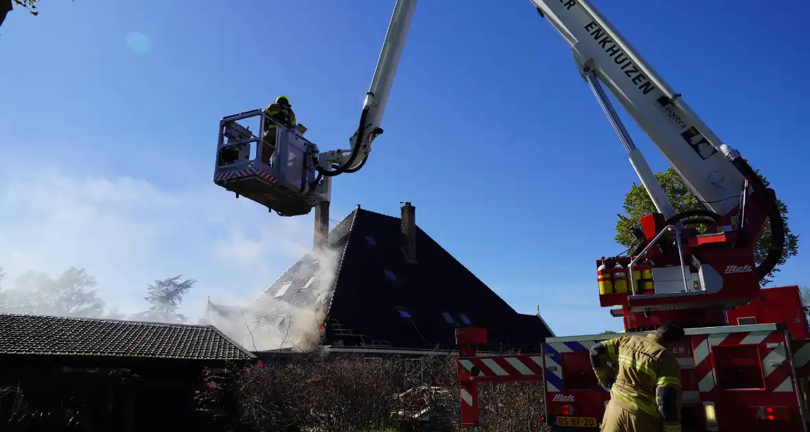 Rieten dak zorgt voor uitslaande brand - Foto 8