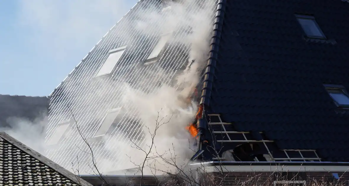 Rieten dak zorgt voor uitslaande brand - Foto 9