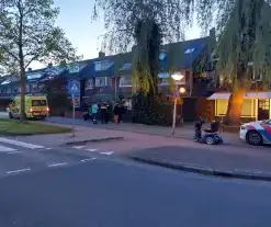 Scooter en scootmobiel raken elkaar op kruispunt